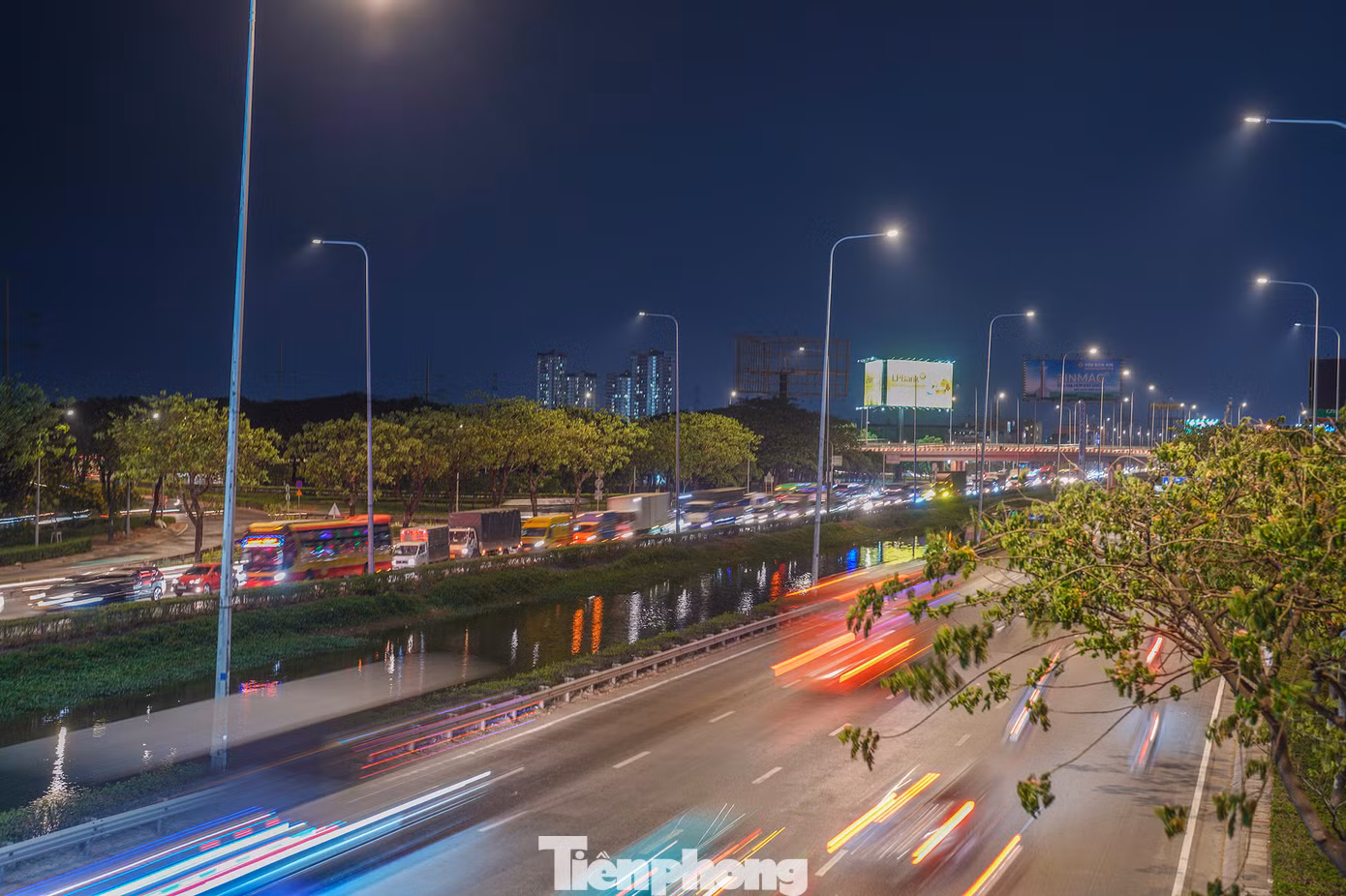 Ở chiều ngược lại, dòng xe lưu thông thẳng hướng các tỉnh miền Đông và vào đại lộ Võ Văn Kiệt thông thoáng.