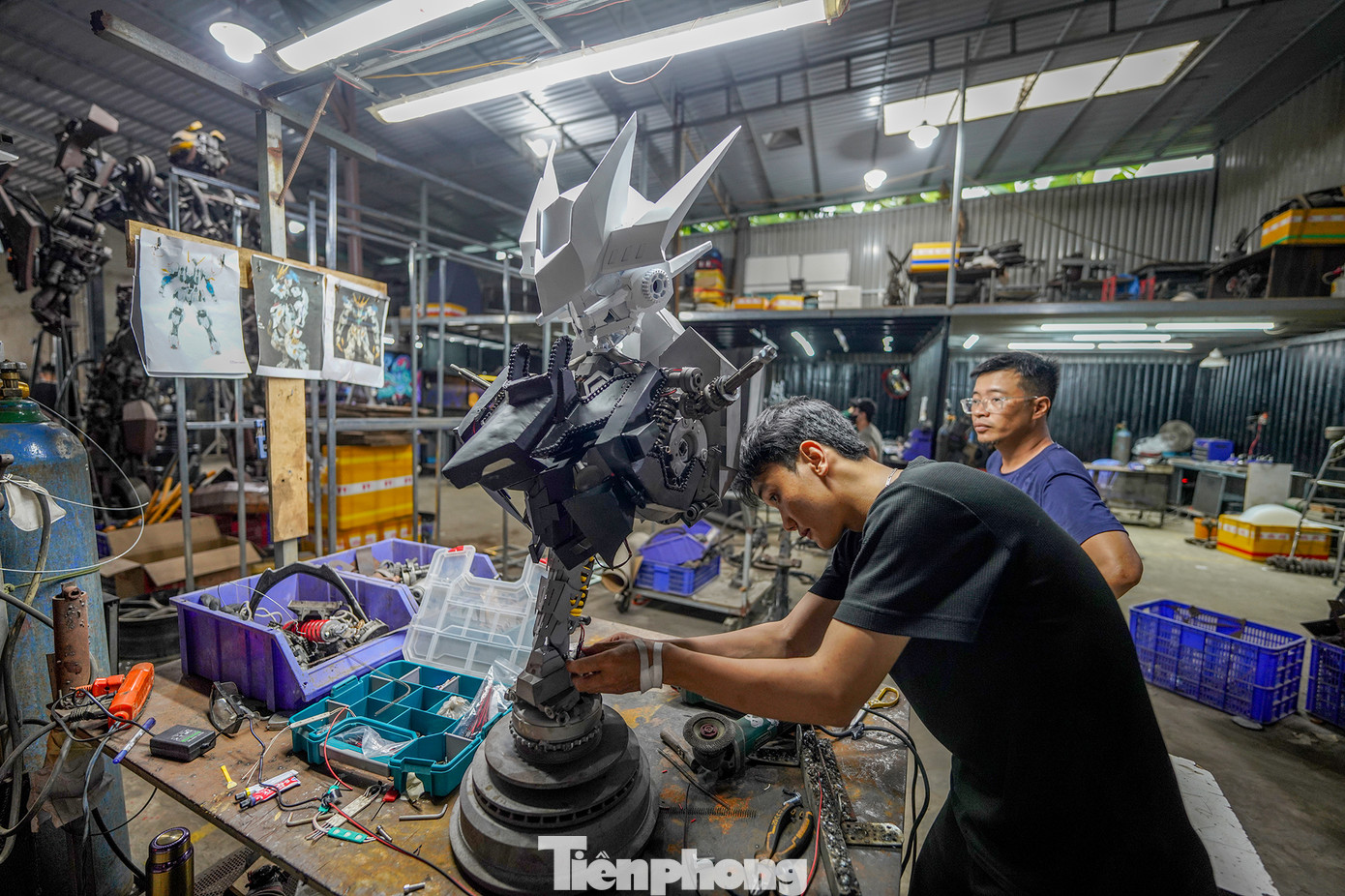 Ngày nay, xưởng của của anh Tuấn Anh được trang bị thêm các thiết bị công nghệ phục vụ cho việc chế tác. "Người chơi ngày nay cũng đòi hỏi cao hơn như điều khiểu cử động tay chân, chớp mắt, kể cả bằng giọng nói, phun khói, phun lửa… chính vì thế, tôi và anh em trong xưởng đầu tư tìm hiểu thêm về lập trình, CNC, kể cả máy bắn cát để vệ sinh linh kiện…", anh Tuấn Anh kể. Ngày nay, xưởng của của anh Tuấn Anh được trang bị thêm các thiết bị công nghệ phục vụ cho việc chế tác. "Người chơi ngày nay cũng đòi hỏi cao hơn như điều khiểu cử động tay chân, chớp mắt, kể cả bằng giọng nói, phun khói, phun lửa… chính vì thế, tôi và anh em trong xưởng đầu tư tìm hiểu thêm về lập trình, CNC, kể cả máy bắn cát để vệ sinh linh kiện…", anh Tuấn Anh kể.