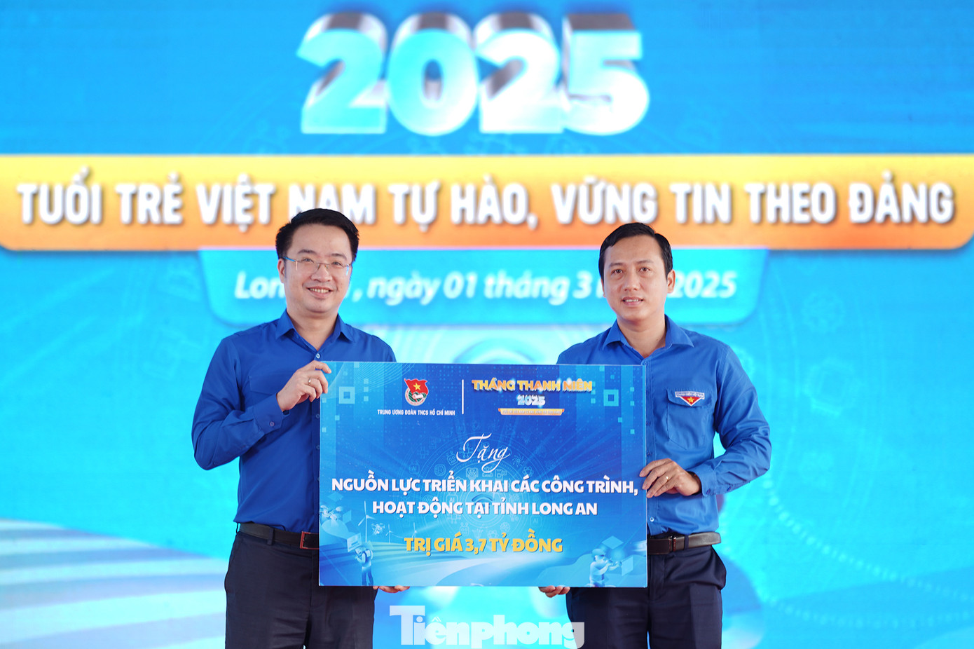 Anh Nguyễn Tường Lâm - Bí thư T.Ư Đoàn, Chủ tịch T.Ư Hội LHTN Việt Nam trao tặng biểu trưng trị giá gần 4 tỉ đồng cho anh Trần Hải Phú - Bí thư Tỉnh Đoàn Long An.