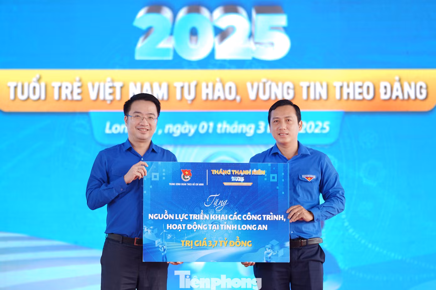 Anh Nguyễn Tường Lâm - Bí thư T.Ư Đoàn, Chủ tịch T.Ư Hội LHTN Việt Nam trao tặng biểu trưng trị giá gần 4 tỉ đồng cho anh Trần Hải Phú - Bí thư Tỉnh Đoàn Long An.