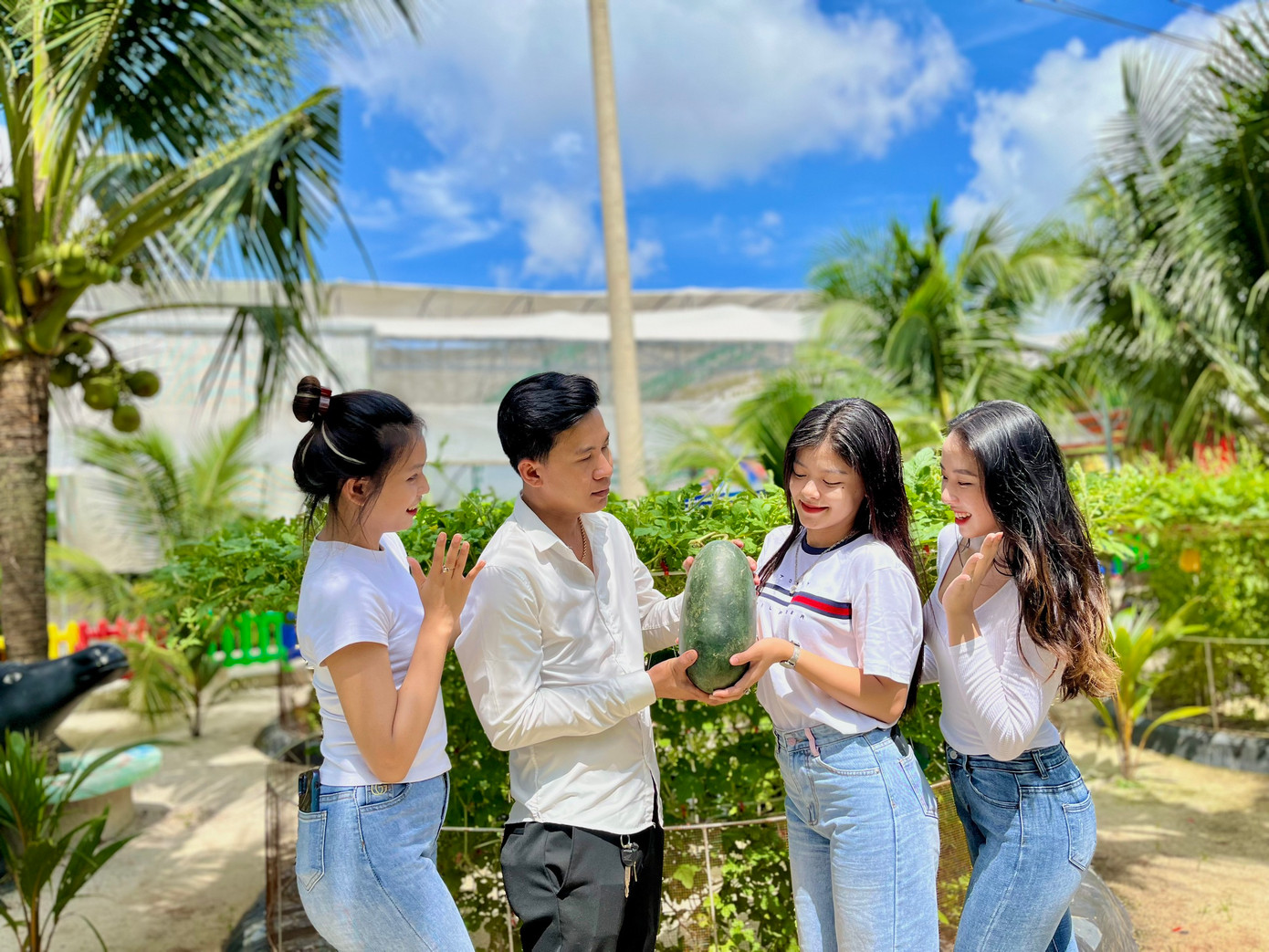 Bạn Bảo Hiếu tạo dáng cùng nhóm bạn nữ bên trái cây vừa thu hoạch được. &quot;Tôi ấn tượng với vườn dưa đa chủng loại này. Lần đầu tiên tôi biết tới giống dưa hấu Ngọc Bích vỏ xanh bóng căng tròn, ruột vàng ươm, vị ngọt thanh mát lạnh. Đặc biệt hơn còn có cả đu đủ Mexico, táo xanh Thái Lan, dừa xiêm, ổi Ruby Đài Loan...&quot;, Hiếu hồ hởi kể.