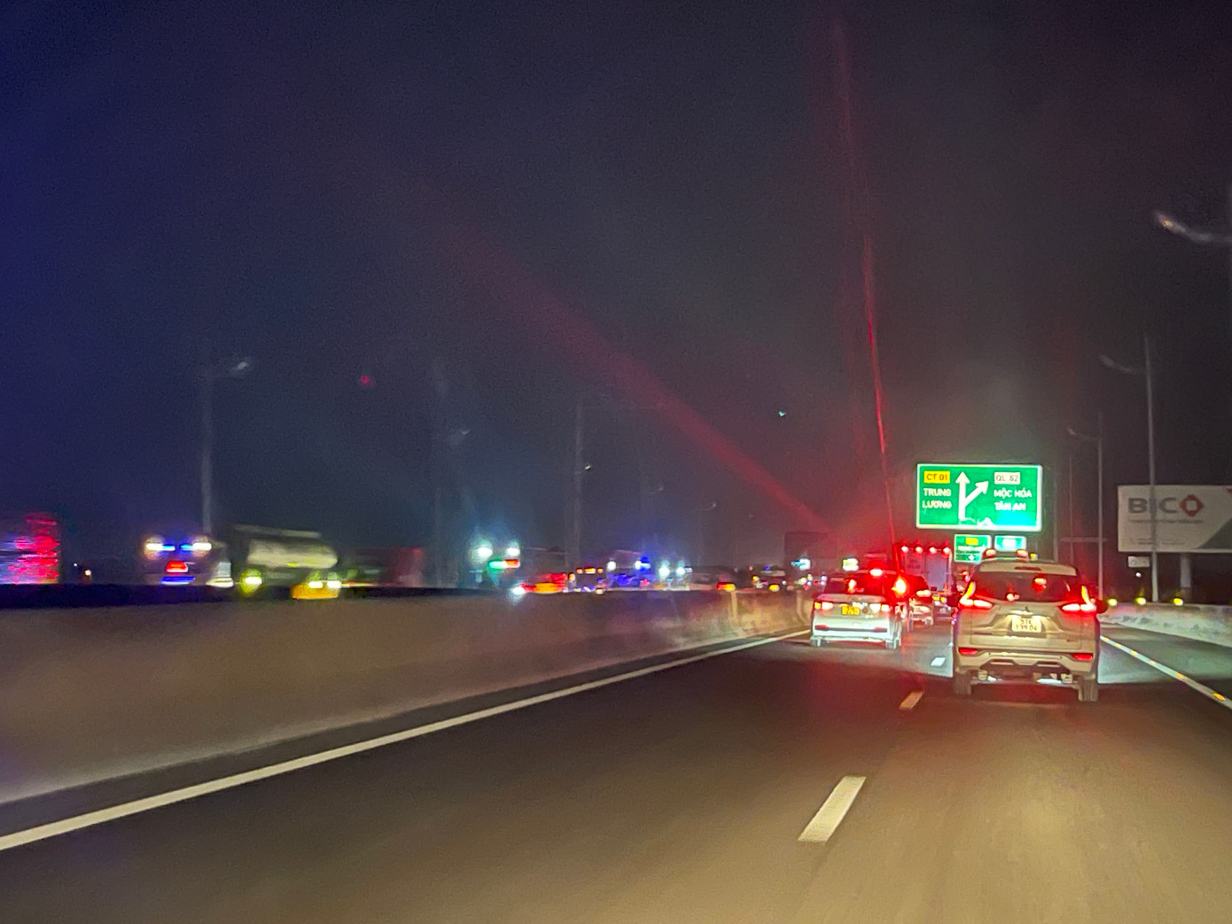 Có thể thấy dòng phương tiện hướng về TPHCM bị kẹt cứng.