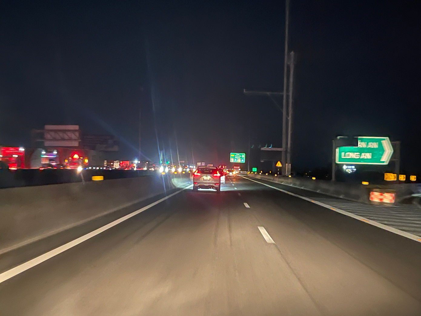 Ảnh hưởng từ vụ xe khách bốc cháy trên cao tốc TP.HCM - Trung Lương, quốc lộ 62 và quốc lộ 1 qua địa phận Long An bị ùn tắc kéo dài.