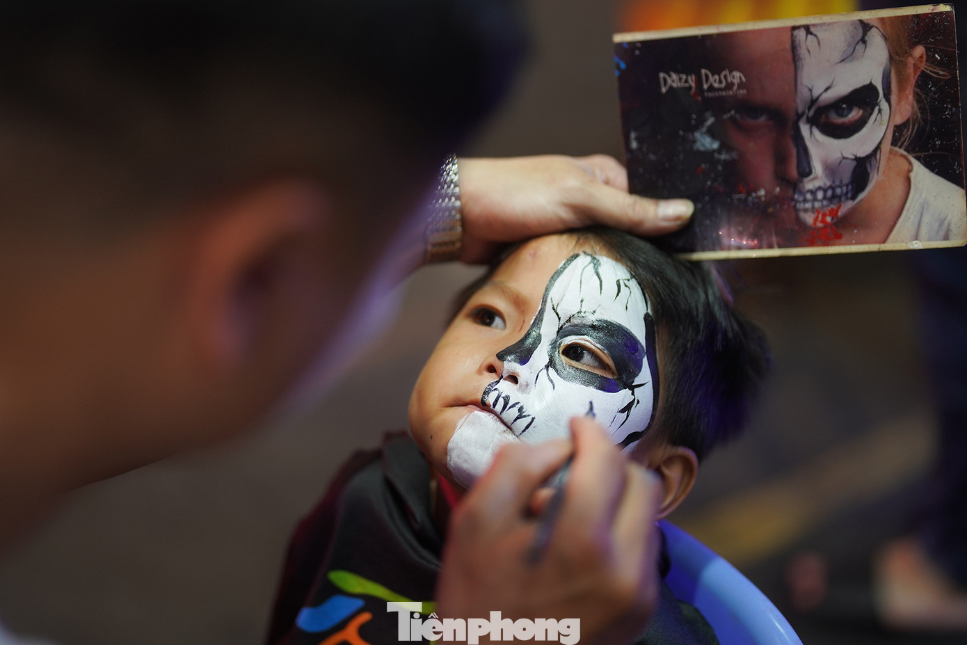 Hai mẹ con bé Nhân (4 tuổi, Quận 1) đứng đợi khá lâu để đến lượt. Nhóm hoạ sĩ bày mẫu mặt trước phòng tranh 101, Bùi Viện để phục vụ những người có nhu cầu. Theo mẹ bé Nhân, năm nay là năm đầu tiên bé tham gia lễ hội và khá thích với mẫu tự chọn.