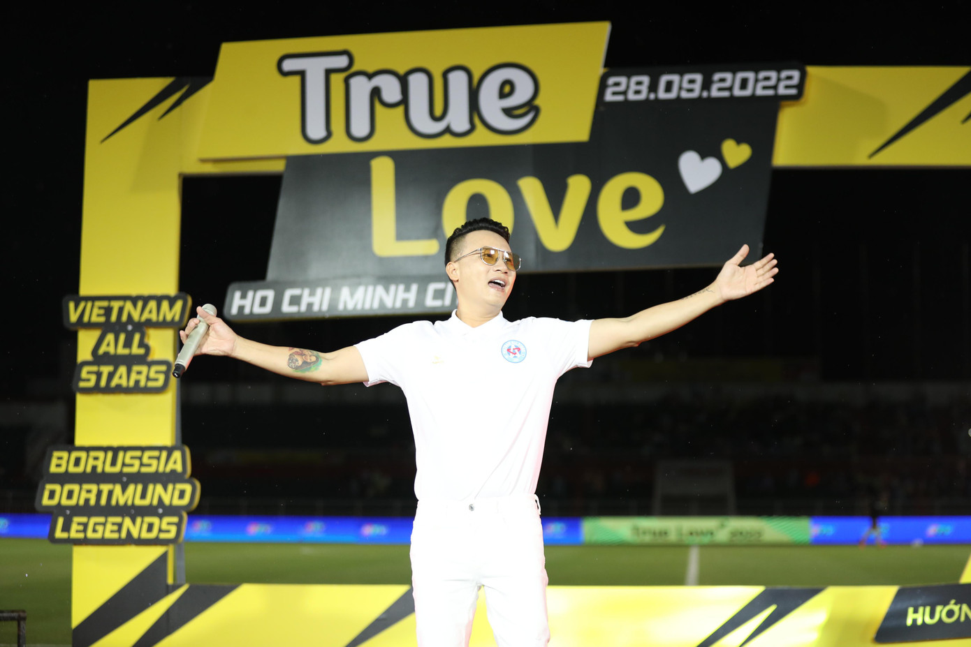 Hoàng Bách biểu diễn trong cảm xúc của sự sẻ chia với các em nhỏ không may mắn trong đại dịch COVID-19. Hoàng Bách biểu diễn trong cảm xúc của sự sẻ chia với các em nhỏ không may mắn trong đại dịch COVID-19.