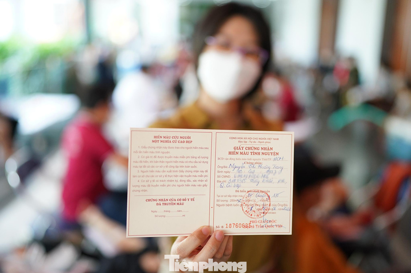 &quot;Mình chưa bao giờ tham gia hiến máu nhưng hôm nay, mình sẽ hiến máu tại chương trình Chủ nhật Đỏ của báo Tiền Phong. Đây là hoạt động rất ý nghĩa, vì có những nhóm máu như nhóm máu O rất cần thiết trong những lúc nguy cấp để cứu sống mọi người&quot;, ca sĩ Hoàng Trang tâm sự.