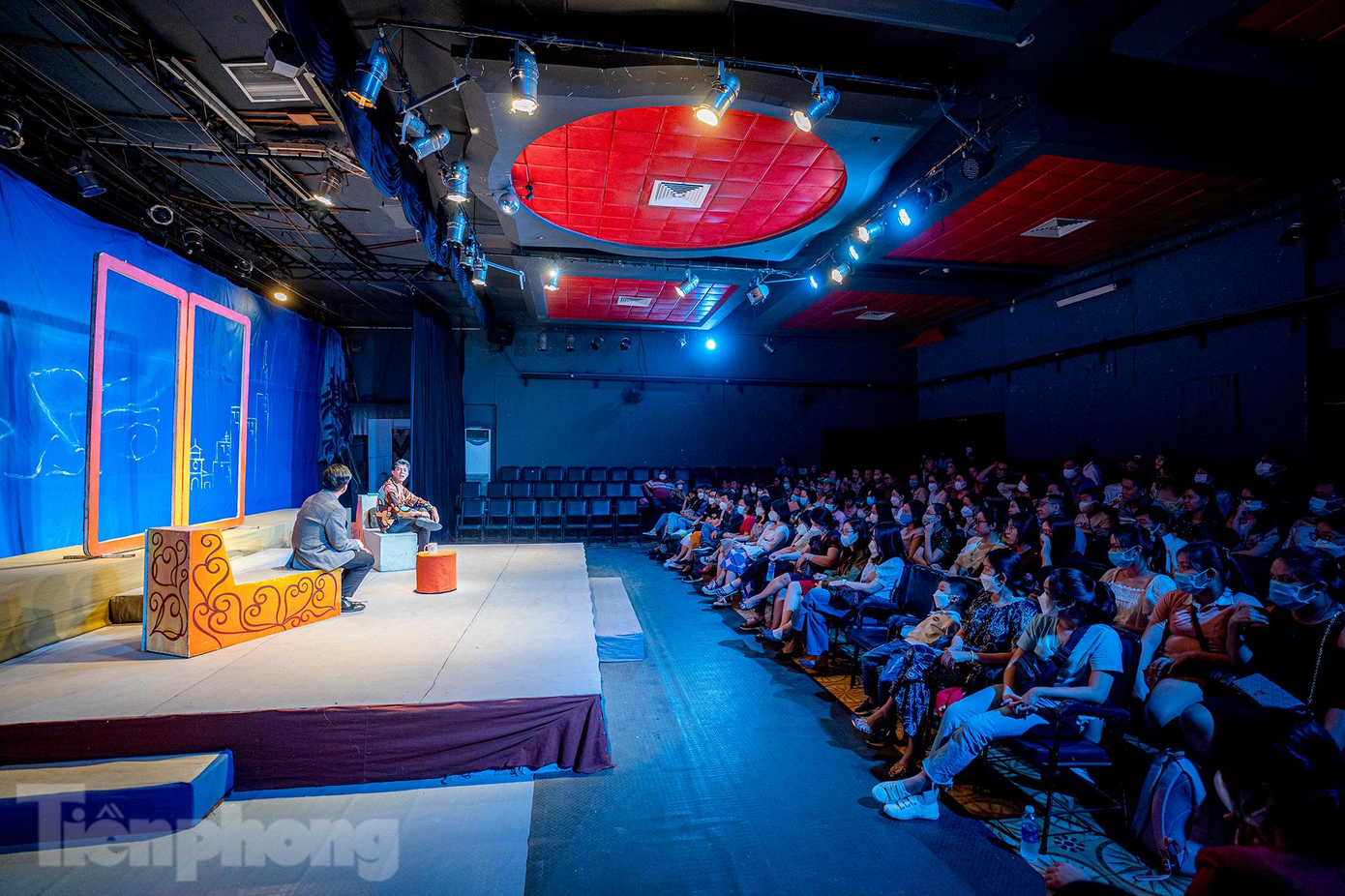 Sân khấu sáng đèn, khán giả vẫn ủng hộ nhiệt tình đã tiếp thêm động lực những người làm nghề.