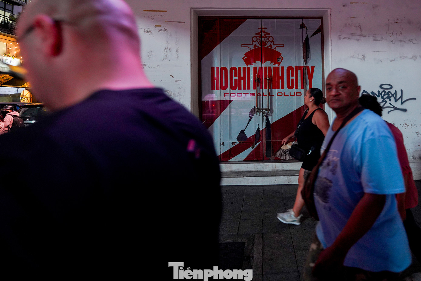 Đường Nguyễn Huệ hiện có một số mặt bằng ngưng giao dịch cho thuê vì liên quan đến bà Trương Mỹ Lan, bị cáo trong vụ đại án Vạn Thịnh Phát. Ban đêm có thể thấy rõ sự đối lập giữa những mặt bằng sầm uất và những mặt bằng cửa đóng then cài.