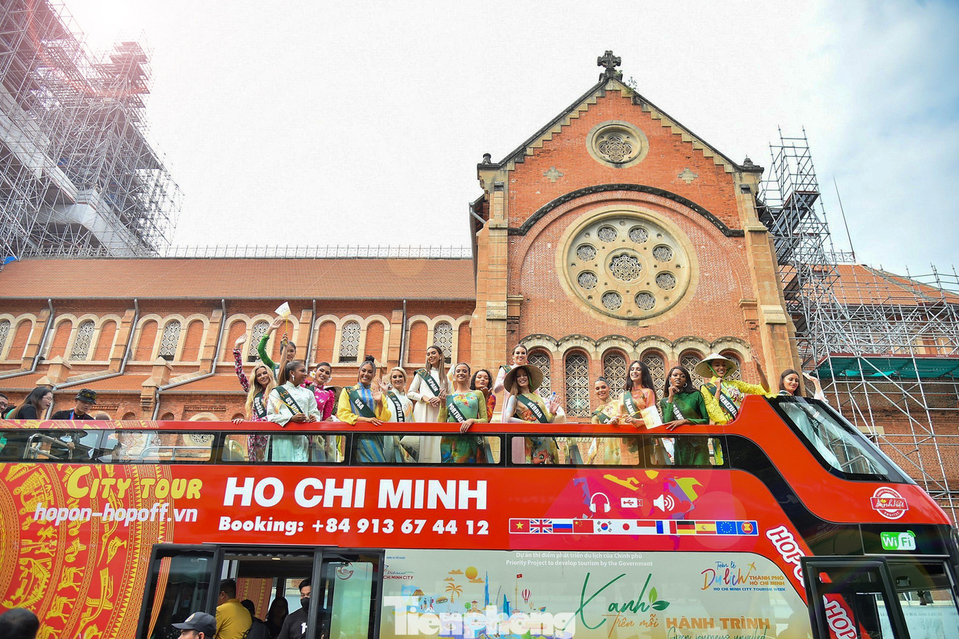 Các người đẹp trải nghiệm xe buýt hai tầng vòng quanh khu vực trung tâm TPHCM.