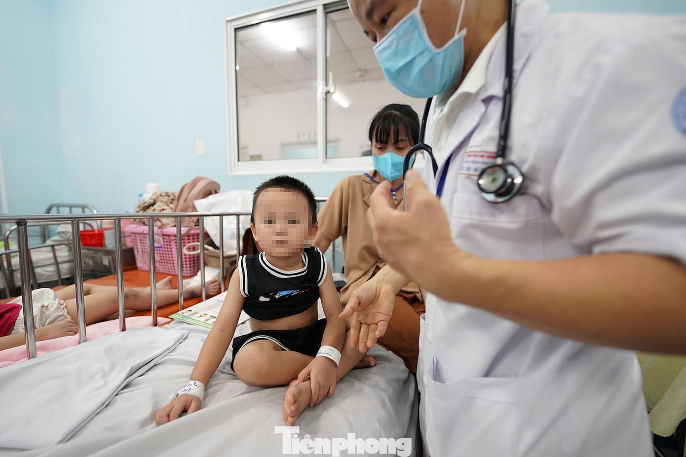 Từ cuối tháng 4/2023 đến nay, bệnh tay chân miệng đang gia tăng nhanh tại khu vực các tỉnh phía Nam. TPHCM là một trong những địa phương đông dân nhất cả nước nên số lượng trẻ mắc bệnh mỗi tuần đang ghi nhận ở mức rất cao. Thông tin từ Trung tâm Kiểm soát Bệnh tật TPHCM cho biết, tính riêng trong tuần 28, trên địa bàn thành phố đã ghi nhận gần 2.200 trẻ mắc tay chân miệng.