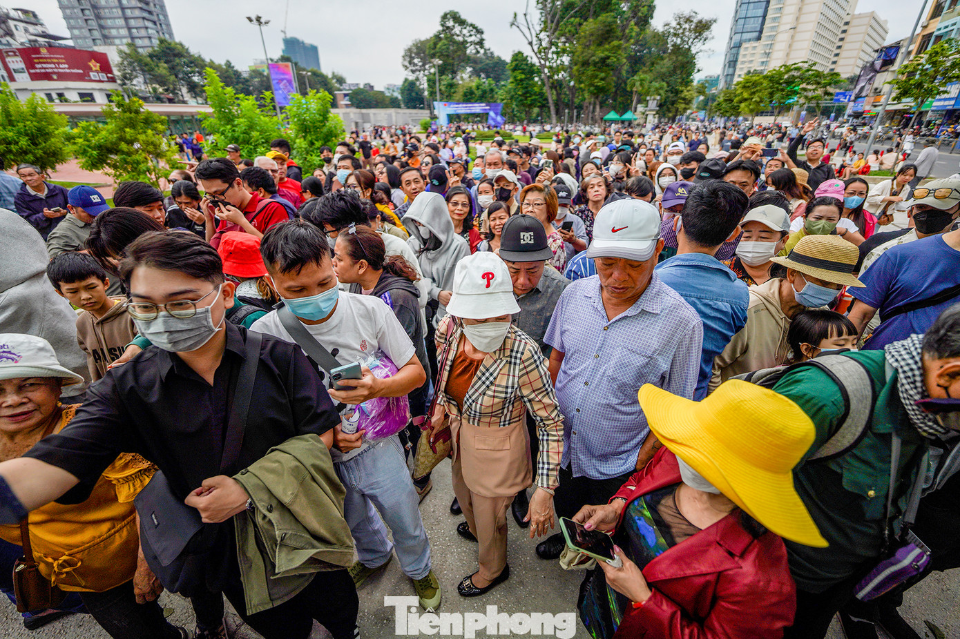 Một số tình huống chen lấn, xô đẩy đã diễn ra nhưng nhanh chóng trở lại trật tự.