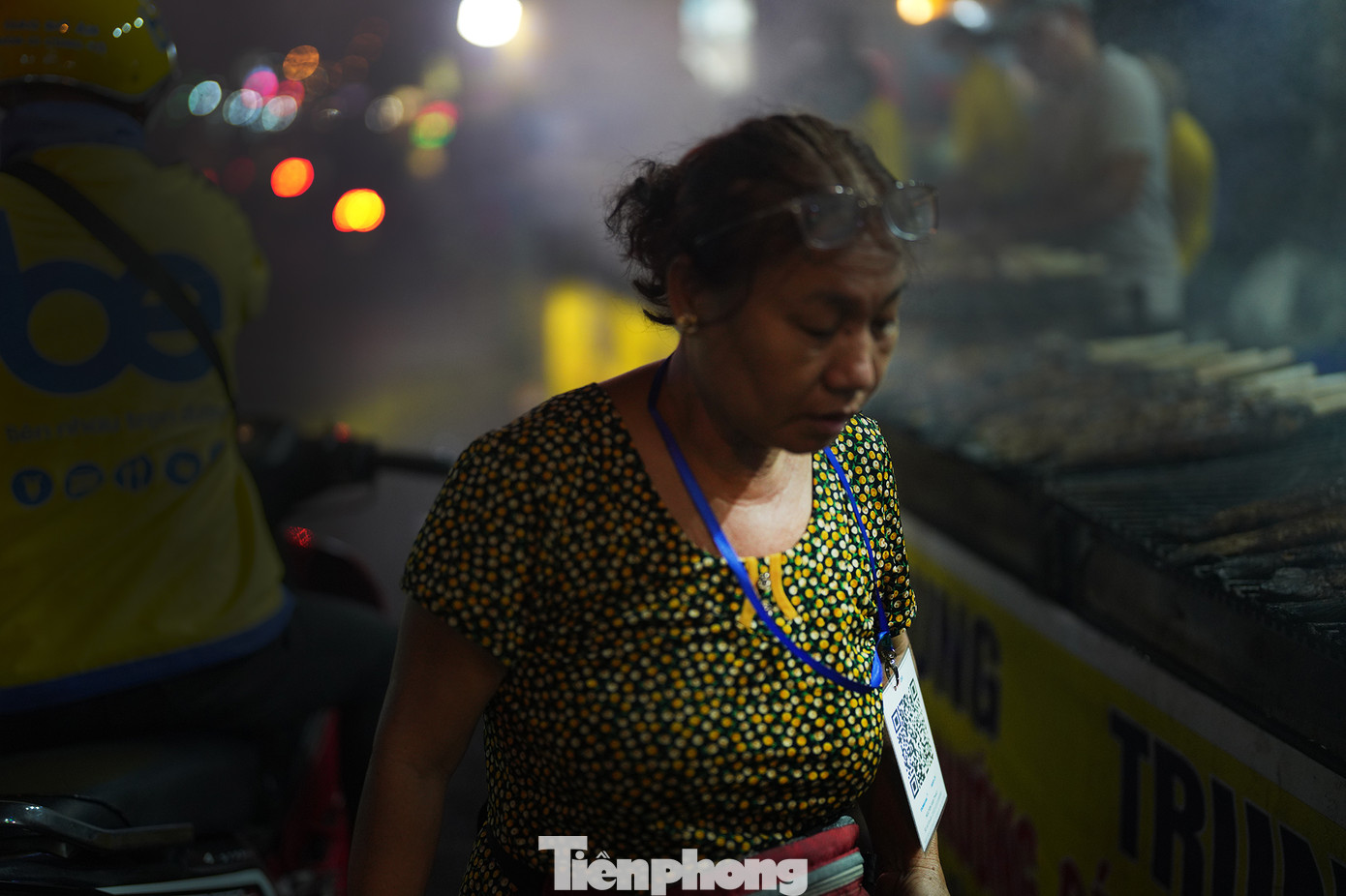 Từ chiều mùng 9 tết, các nhân viên tại cơ sở này tất bật cho những mẻ cá. Người phụ trách thu tiền cũng đeo sẵn mã QR để khách tiện thanh toán. Cá lóc nướng mía có hai loại, 200.000 và 220.000 đồng. Từ chiều mùng 9 tết, các nhân viên tại cơ sở này tất bật cho những mẻ cá. Người phụ trách thu tiền cũng đeo sẵn mã QR để khách tiện thanh toán. Cá lóc nướng mía có hai loại, 200.000 và 220.000 đồng.