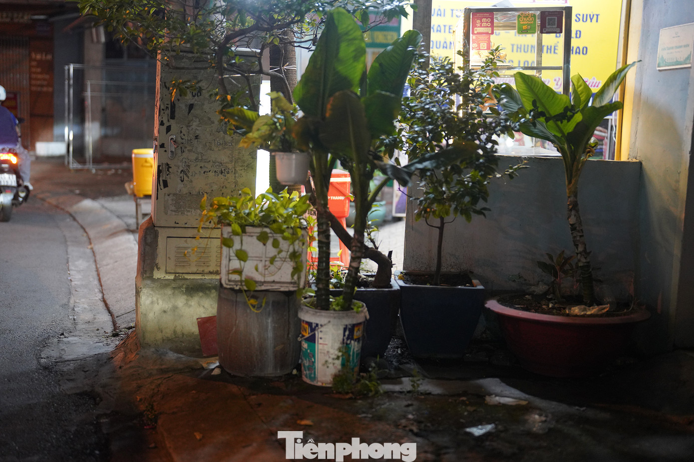 Đường Phạm Phú Thứ (quận Tân Bình, TPHCM) không còn lối đi cho người đi bộ.
