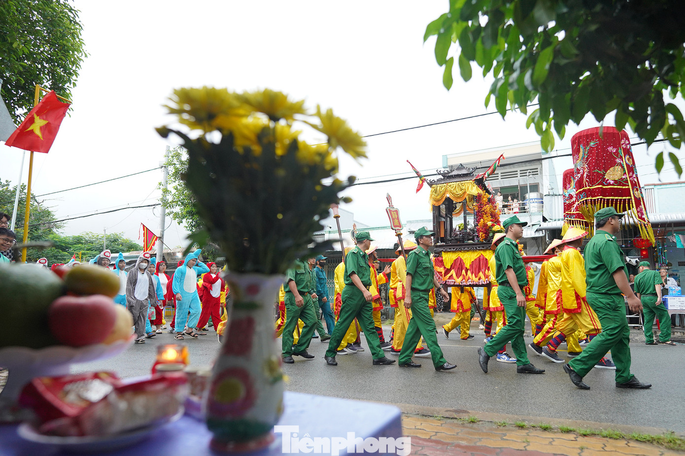 Năm nay, nhiều nhà dân dọc tuyến đường Nghinh Ông tổ chức lập bàn hương cầu phúc.