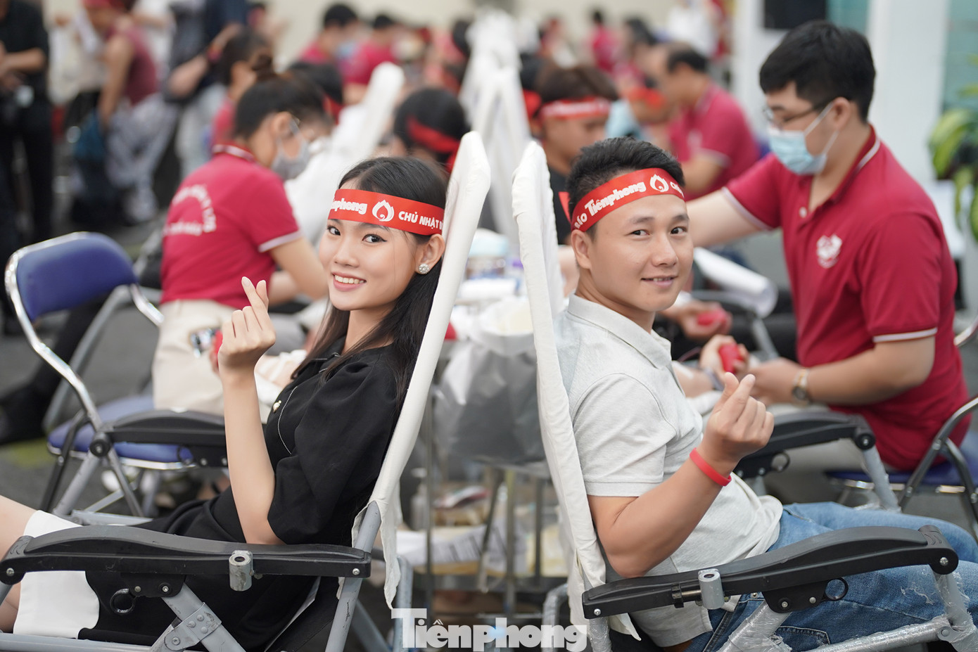 Nguyễn Lê Hoàng Linh xung phong hiến máu đầu tiên trong nhóm 3 người đẹp.