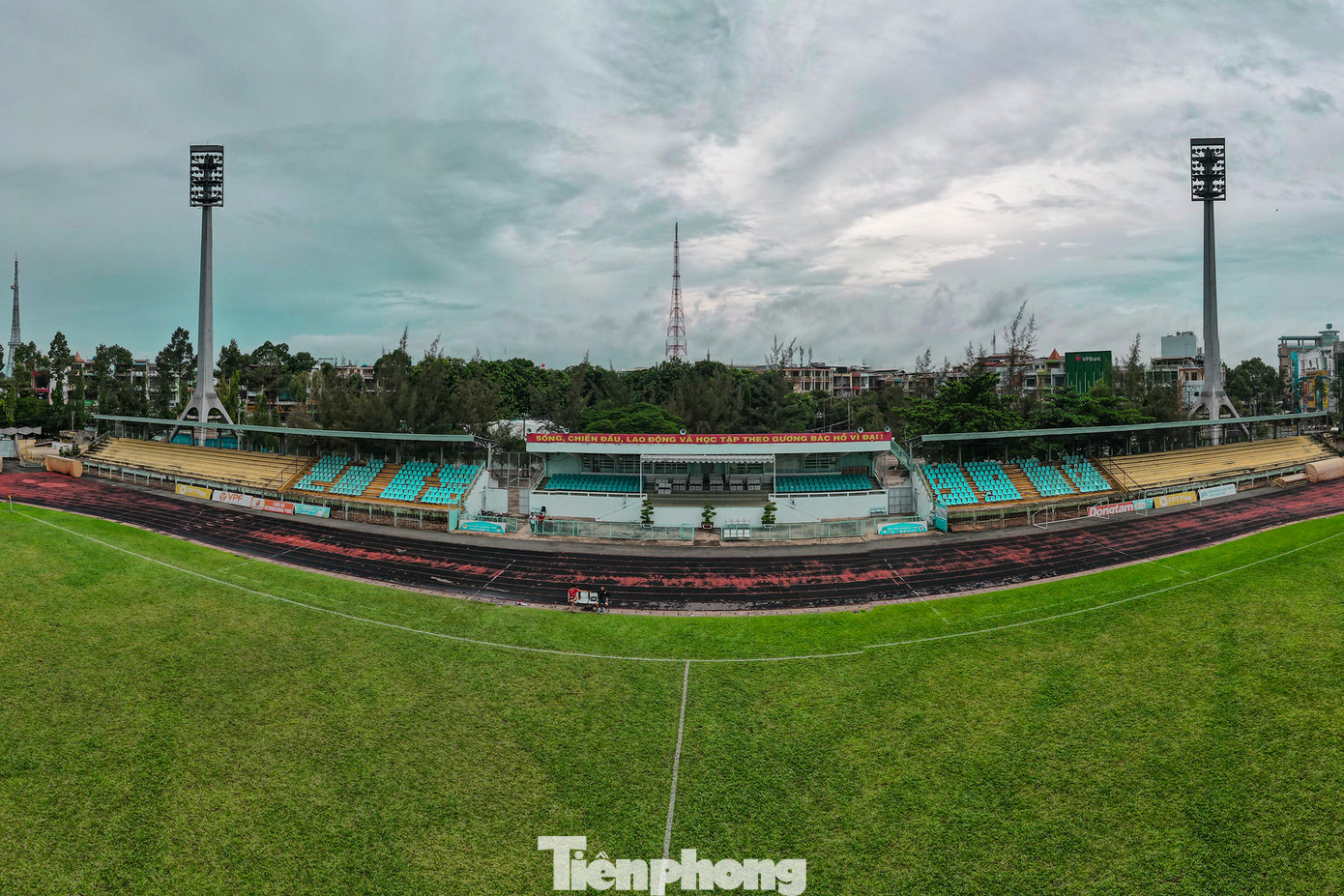 Giai đoạn 2003-2007, đội bóng Gạch Đồng Tâm Long An trở thành hiện tượng của bóng đá Việt khi thi đấu thành công ở giải đấu hạng A và góp mặt vào các trận đấu của giải đấu V-League.