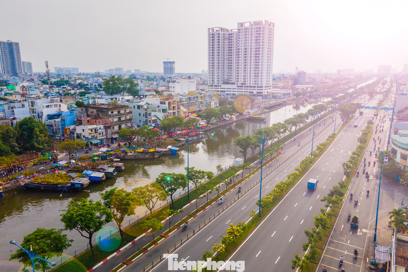Vào ban đêm, chợ hoa xuân "Trên bến dưới thuyền" còn có nhiều hoạt động nghệ thuật diễn ra xuyên suốt để phục vụ người dân và du khách đến hết 29 âm lịch.