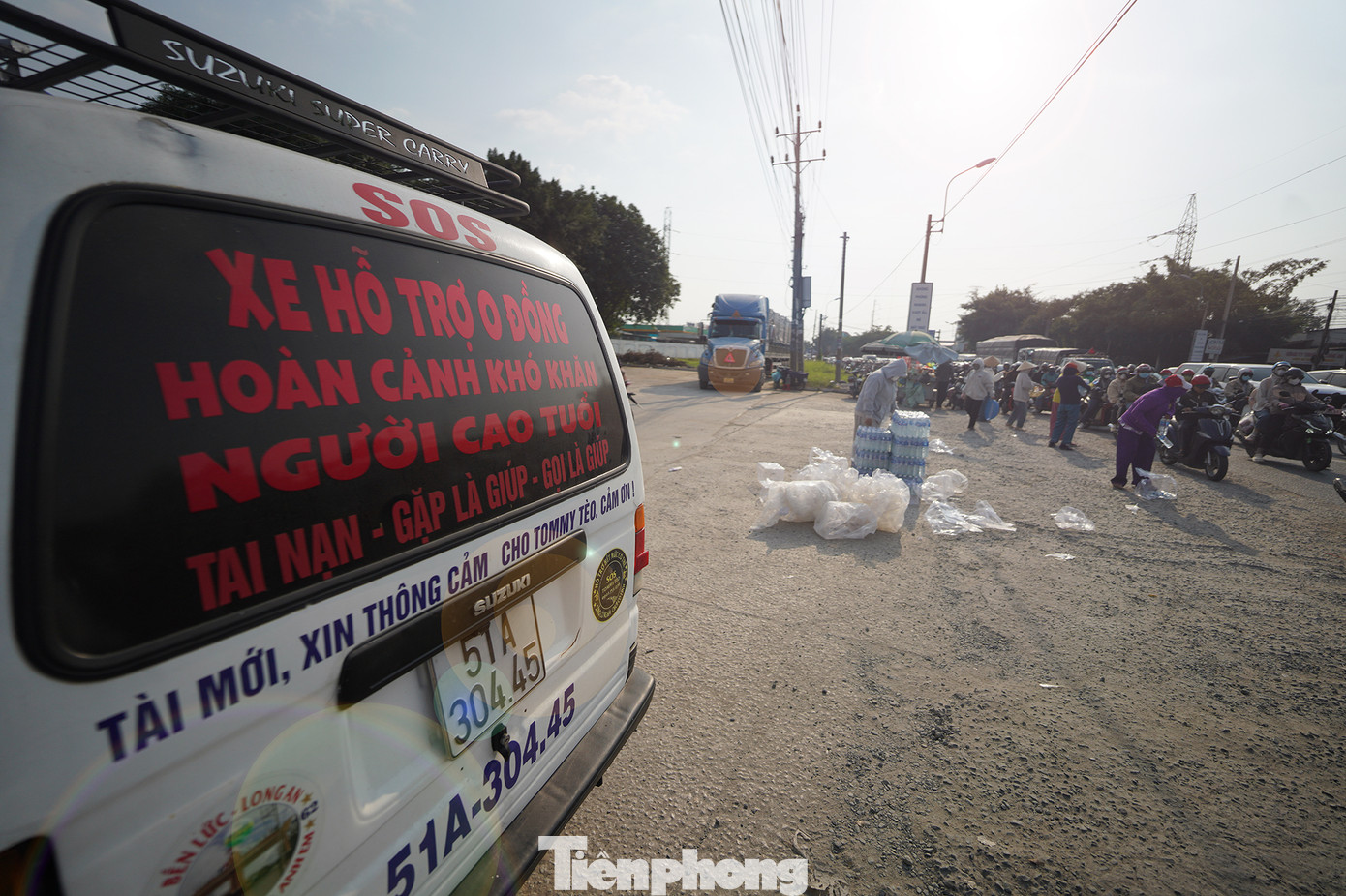 Ngoài nhóm phát nước miễn phí của anh Duy còn có nhóm sửa xe thiện nguyện của anh "Tommy" Tèo.