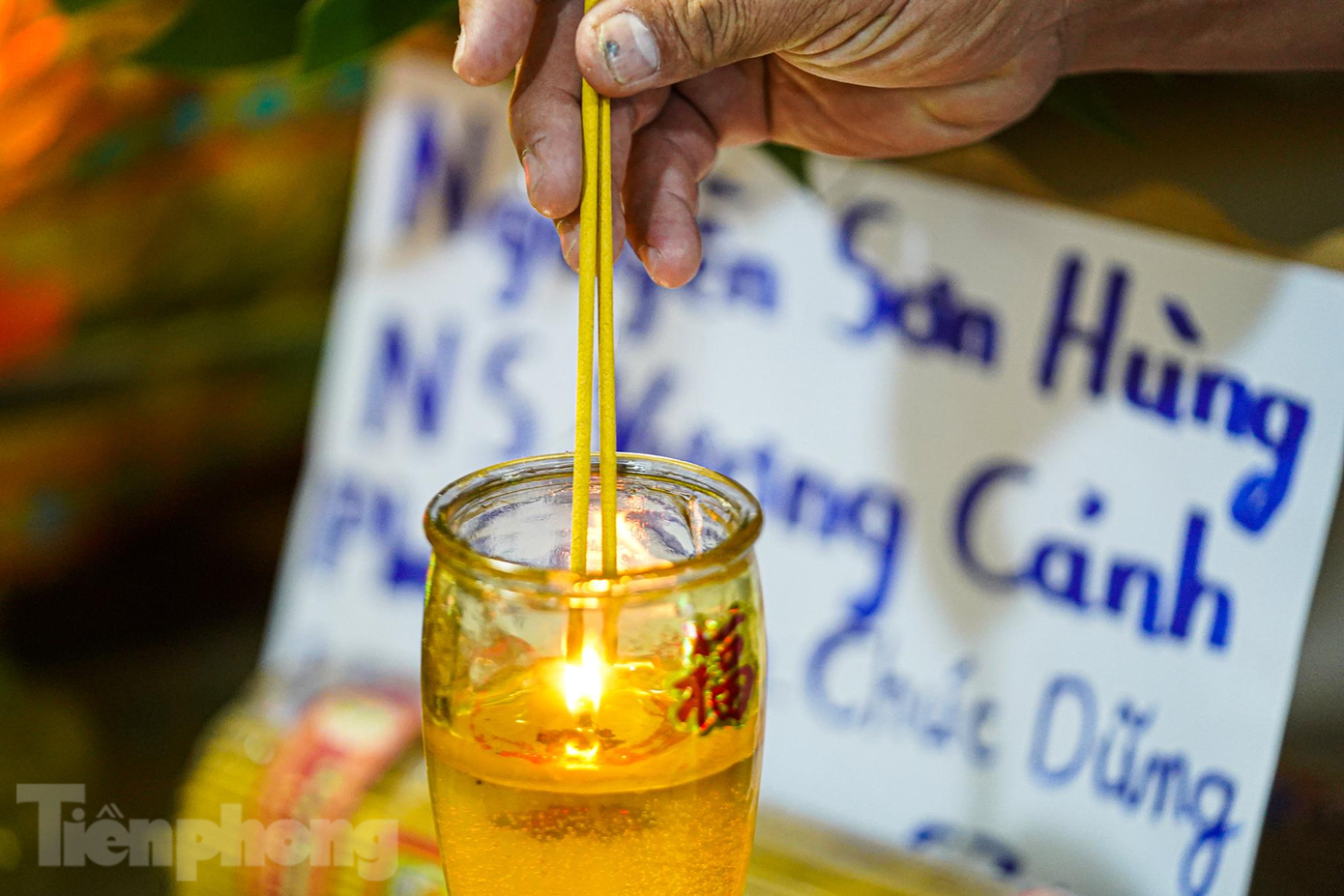 Nghệ sĩ Vương Cảnh tên thật là Nguyễn Sơn Hùng, sinh năm 1960 tại Vĩnh Long và theo nghề hát từ khi 17 tuổi. Từ một diễn viên học việc, ông đã chịu khó theo đuổi và tập luyện cùng với những nghệ sỹ gạo cội để dần được các ông bầu để mắt. Về sau, ông trở thành kép chính của nhiều đoàn hát như: Sông Bé 2, Trần Hữu Trang 2, Trung Hiếu, Thanh Nga, Sài Gòn 3…