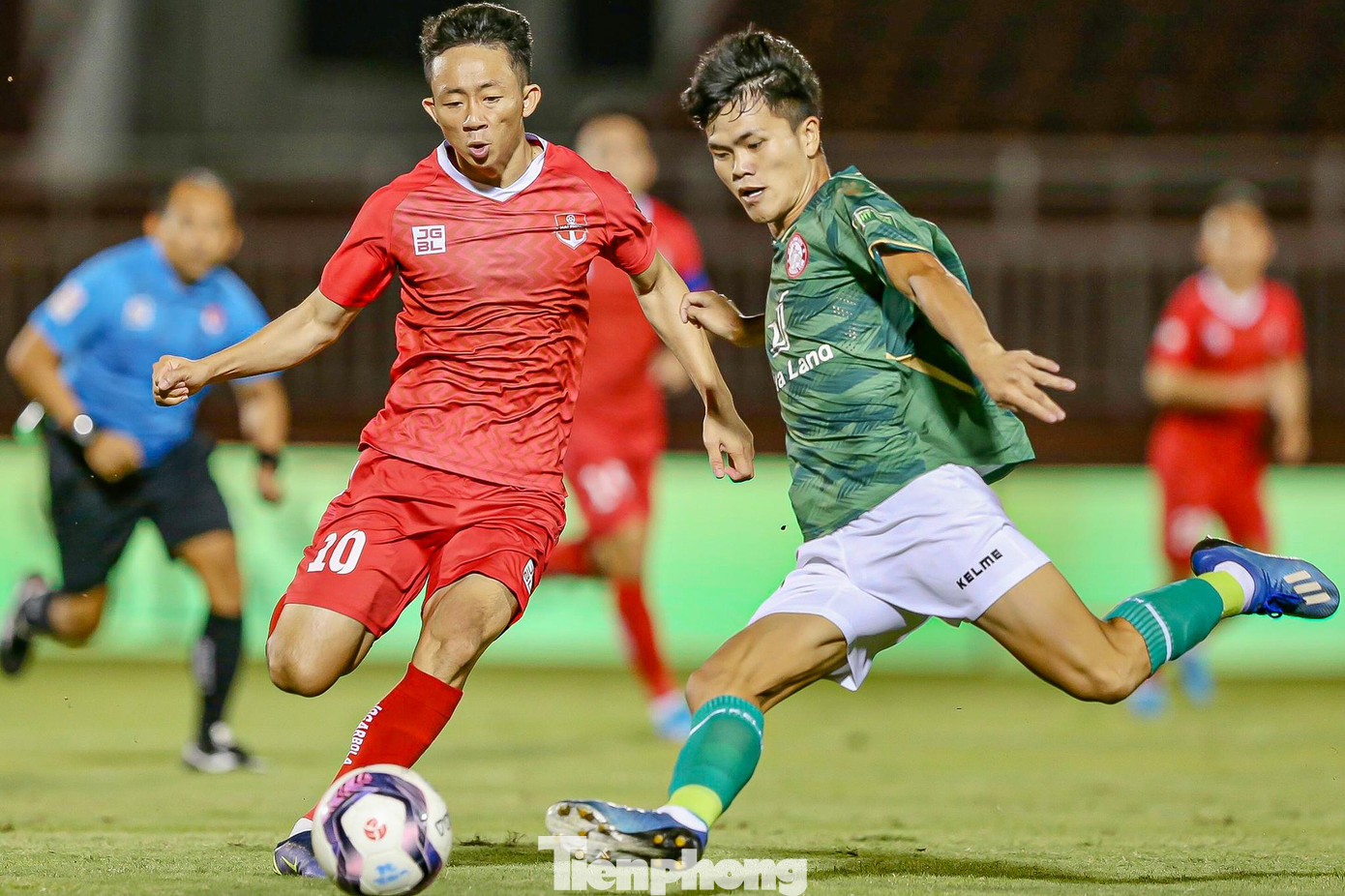 Hải Phòng ra sân Đình Triệu (thủ môn), Thái Bình, Tiến Dụng, Mpande, Martin Lò, Hải Huy, Moses, Ngọc Quang, Việt Hưng, Phạm Trung Hiếu, Rimario. Hải Phòng ra sân Đình Triệu (thủ môn), Thái Bình, Tiến Dụng, Mpande, Martin Lò, Hải Huy, Moses, Ngọc Quang, Việt Hưng, Phạm Trung Hiếu, Rimario.