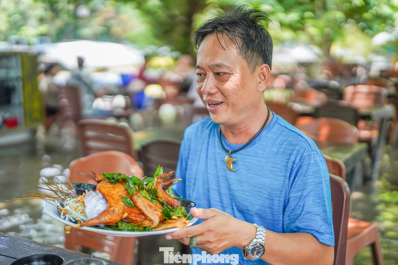 Nhóm của anh Nguyễn Tuấn (ngụ quận 12), chị Thảo Minh (áo đen) và chị Na Bin (cùng ngụ huyện Hóc Môn) tranh thủ ngày cuối tuần đến đây trải nghiệm mùa nước nổi và thưởng thức món gà nướng O Thum có nguồn gốc từ Campuchia. Nguyên liệu được làm từ gà ta lấy từ Bến Tre.