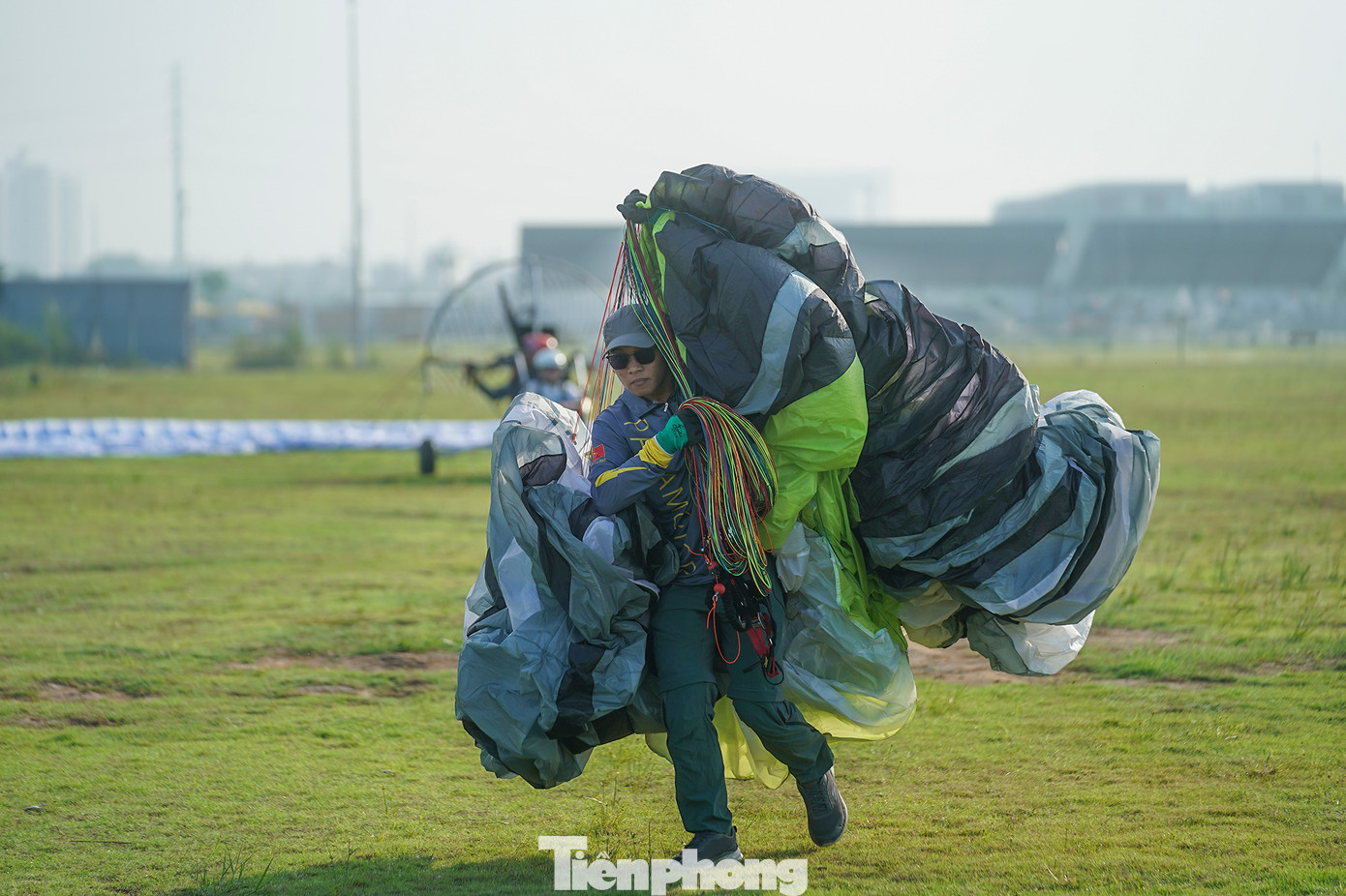 Sau một lượt bay và hạ cánh, đội ngũ mặt đất sẽ nhanh chóng thu dù để chuẩn bị cho lượt bay tiếp theo. Ông Lương Hoàng Hà - Chủ tịch Liên đoàn Dù lượn Thể thao TPHCM - cho biết: "Người chơi chuyên nghiệp phải có sức khoẻ để có thể theo lớp đào tạo trong 12 buổi. Trong 12 buổi đó, đầu tiên phi công phải vác máy và cánh quạt nặng khoảng 25kg chạy bộ với môn dù lượn đơn, đối với hai người tài phải tập trước với xe không gắn dù. Sau khi tiếp thu cơ bản, người chơi sẽ được bay cùng HLV. Chi phí vận hành cho mỗi lượt bay là 1,2 triệu đồng, chính vì vậy mà môn này khá tốn kém. Trong các trường hợp khẩn cấp như cứu nạn, cứu hộ, thiên tai, hoả hoạn... chúng tôi vẫn có thể sẵn sàng tiếp ứng nếu có sự điều động".