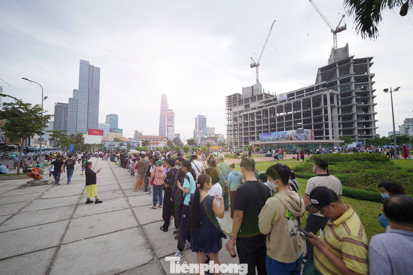 Sau lễ công bố vận hành, từ 10h sáng 22/12, 14 nhà ga thuộc tuyến Metro số 1 TPHCM sẽ đồng loạt mở cửa đón khách. Trong tháng đầu vận hành, người dân sẽ được đi tàu metro miễn phí.