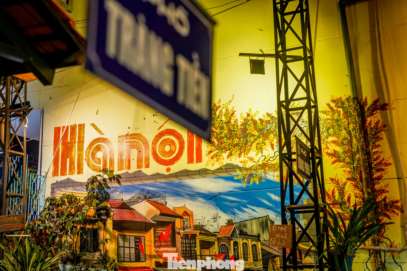 Trong quán, tái hiện lại khung cảnh gợi nhớ những năm 1975 - 1987, đó là khoảng thời gian cuối của thời kỳ bao cấp ở Việt Nam.