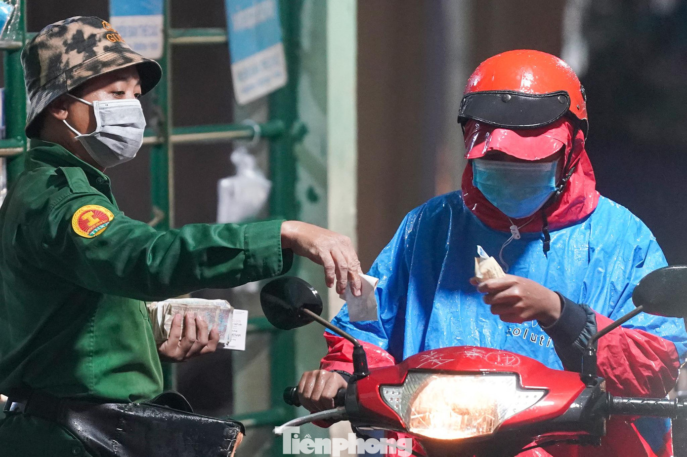 Vất vả mua vé qua phà. Vất vả mua vé qua phà.