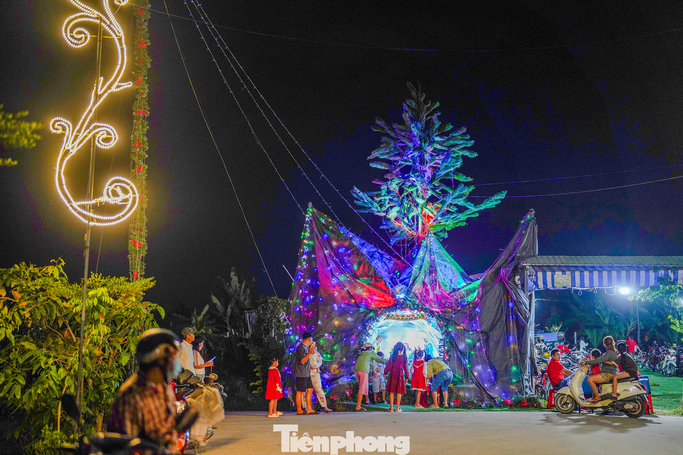 Hang đá là hình ảnh khá mới mẻ ở một khúc cua trên đường Đồng Đen, đoạn gần giáo họ. Hang đá là hình ảnh khá mới mẻ ở một khúc cua trên đường Đồng Đen, đoạn gần giáo họ.