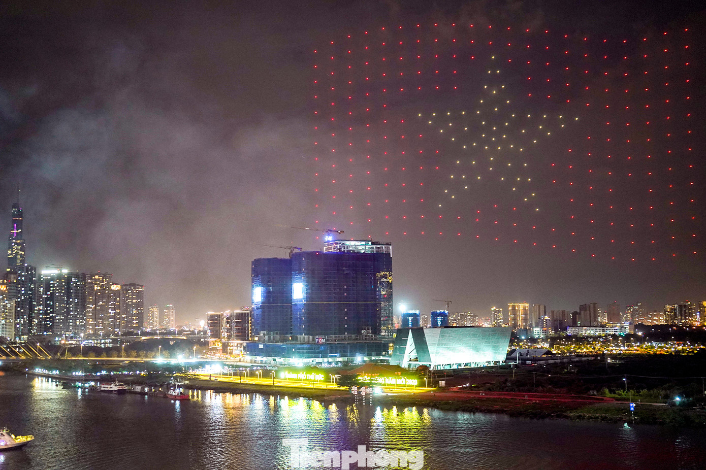 Hình ảnh đầu tiên là lá cờ tổ quốc được xếp từ 200 chiếc flycam.