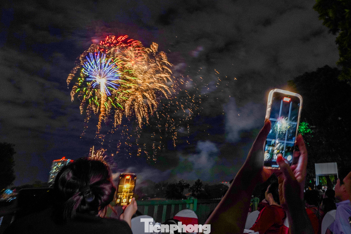 Màn pháo hoa mãn nhãn kéo dài khoảng 15 phút, được bắn lên bầu trời từ giữa khuôn viên Đầm Sen, đã làm bừng sáng cả không gian rộng lớn. Những ánh sáng lung linh, sắc màu rực rỡ đan xen, tạo nên một bức tranh đầy màu sắc trên nền trời đêm.