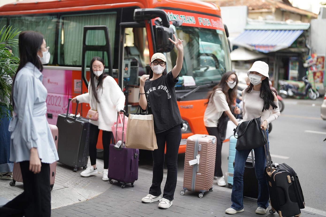 Sau khi kết thúc phần thi Người đẹp nhân ái, 35 thí sinh Hoa hậu Việt Nam được ban tổ chức hỗ trợ về nhà thăm gia đình. Sau ba ngày, các cô gái tập trung tại TP.HCM để chuẩn bị cho những phần thi tiếp theo.