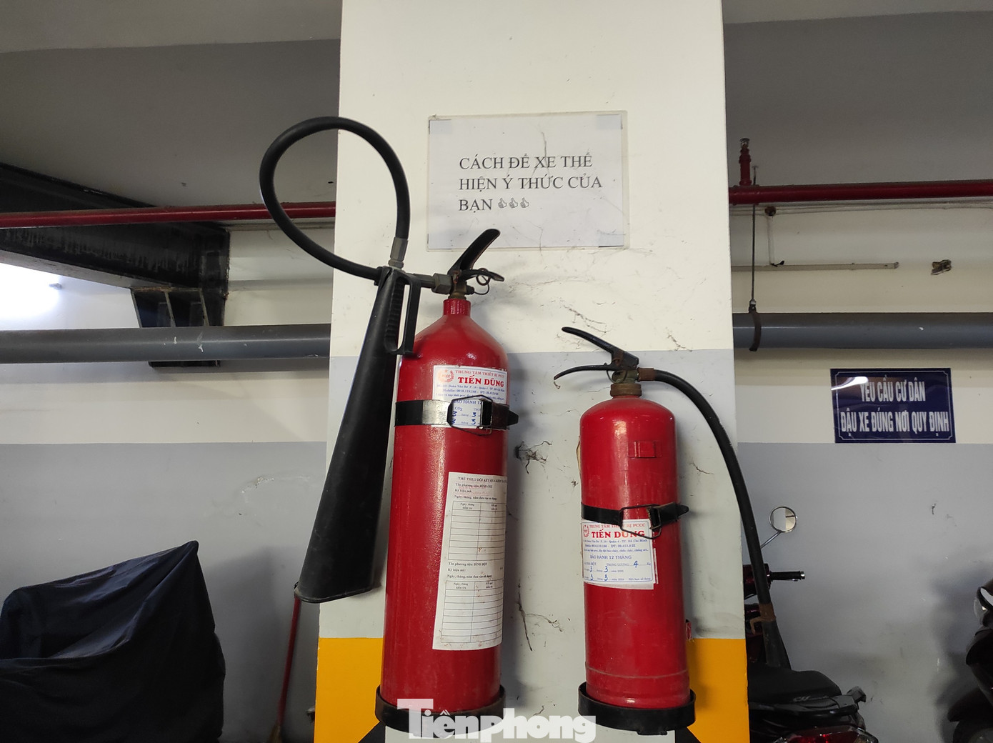 Khu vực này có hai bảng thông tin về đậu xe. Khu vực này có hai bảng thông tin về đậu xe.