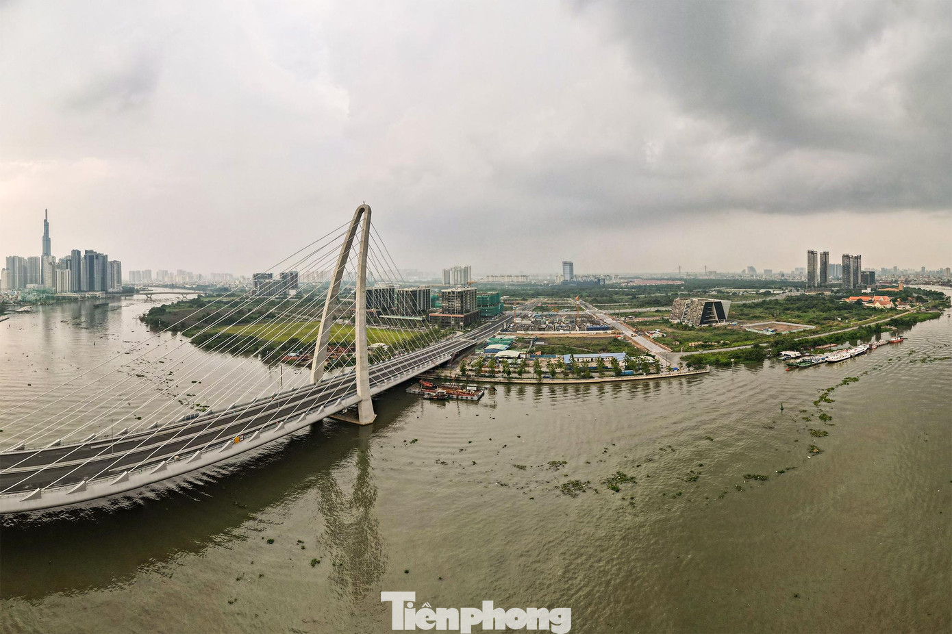 Cầu Thủ Thiêm 2 được đánh giá có vai trò quan trọng với giao thông TPHCM. Ngoài việc kết nối Khu đô thị mới Thủ Thiêm với trung tâm TPHCM, dự án còn giúp giảm ùn tắc khu vực nút giao đường Tôn Đức Thắng, Nguyễn Hữu Cảnh và Lê Thánh Tôn. Đồng thời với thiết kế chiếu sáng mỹ thuật, công trình còn là điểm nhấn kiến trúc nổi bật trên sông Sài Gòn và biểu tượng cổng chào từ trung tâm TPHCM qua Khu đô thị mới Thủ Thiêm.