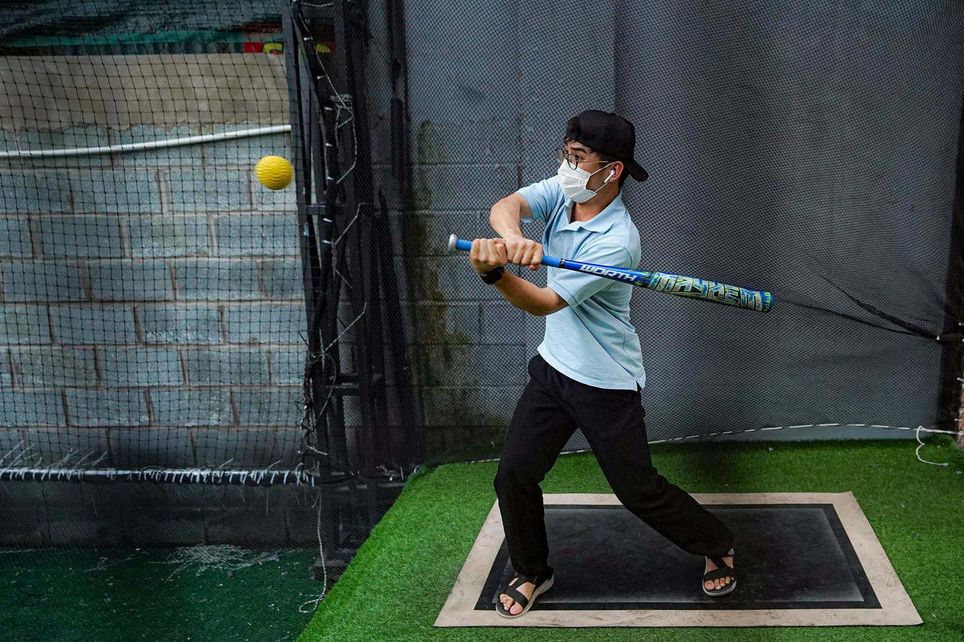 Theo anh Đức, hiện nay điều kiện tập luyện môn thể thao này cũng khá khó khăn vì thiếu sân tập. “Các bạn Hàn Quốc hay tập luyện trên sân bóng đá, mình và các bạn Nhật, Mỹ thì phải xuống tận sân chuyên ở Thành Phố Mới tỉnh Bình Dương”, anh Đức nói.