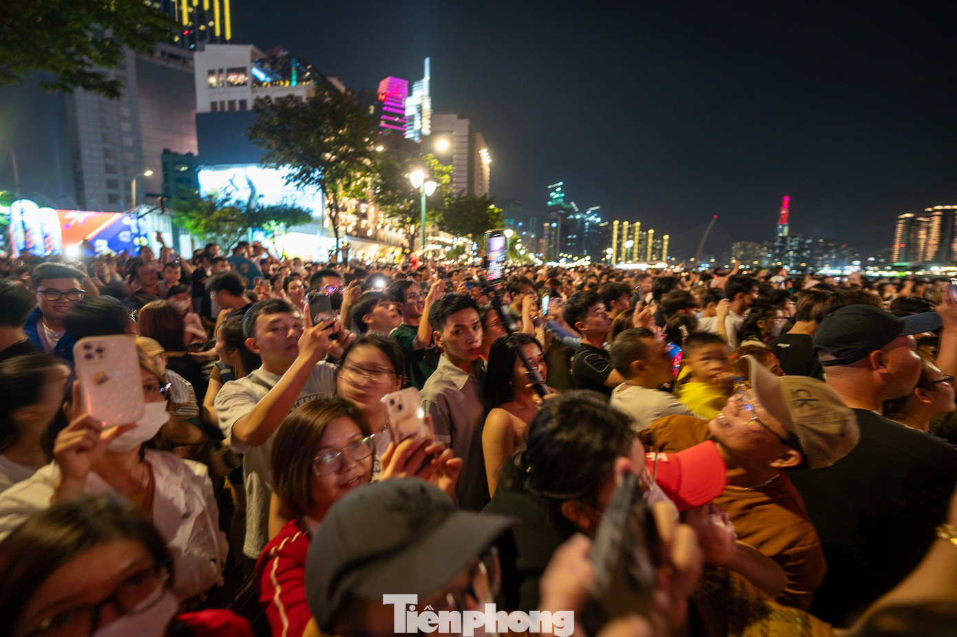 Hàng chục ngàn người ken cứng bến Bạch Đằng.