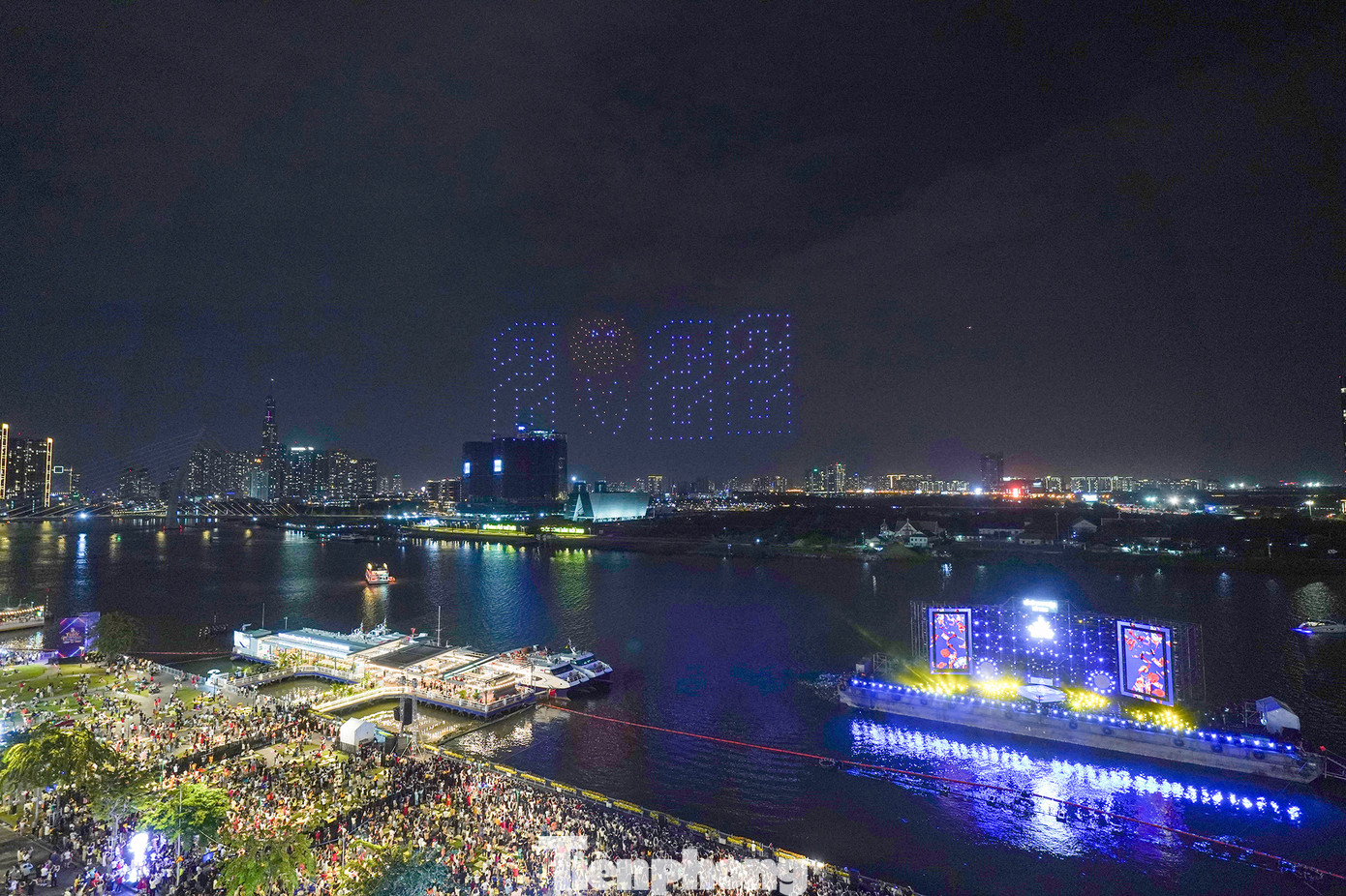 Hổ vàng của năm 2022 gửi lời chào đến khán giả.