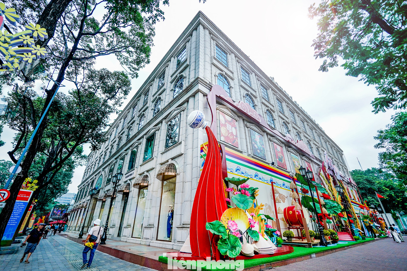 Trung tâm thương mại Diamond, nhìn từ góc đường Lê Duẩn và Phạm Ngọc Thạch, được trang hoàng rực rỡ chào đón Tết xuân Ất Tỵ 2025.