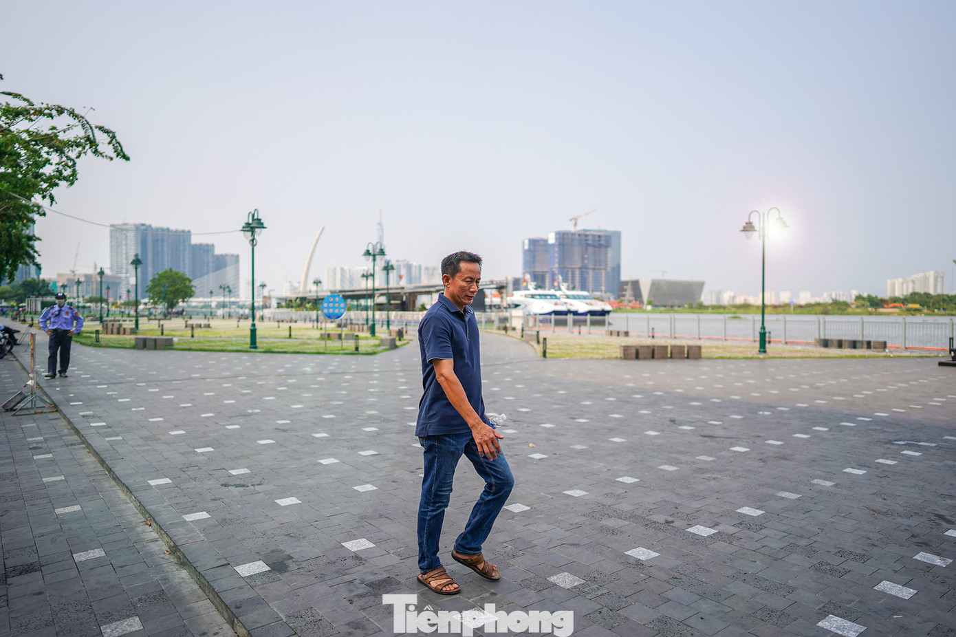 Bề mặt diện tích bến Bạch Đằng được chỉnh trang thông thoáng, tăng diện tích bề mặt thảm cỏ, nhiều không gian hơn cho người đi bộ.