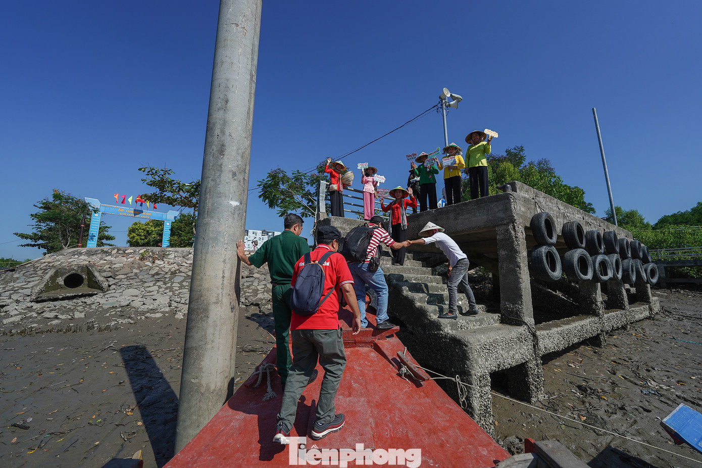 Người dân Thiềng Liềng chân chất ngày nào còn ngại gặp người lạ thì hiện nay đã có một tâm thế hoàn toàn khác. Bà con cắt cử một đội "nón lá, bà ba" ra tận cầu cảng đón du khách. Ra mắt từ cuối năm 2022, điểm du lịch cộng đồng tại ấp Thiềng Liềng đảm bảo tiêu chí “3 không”: Không khói bụi, không bến xe, không tệ nạn.