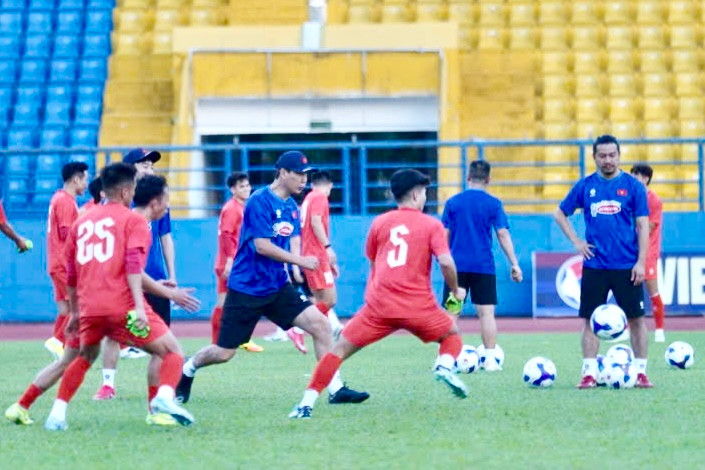 Không khí buổi tập khá vui vẻ khi các học trò tranh cướp bóng cùng HLV Kim Sang Sik và BHL.