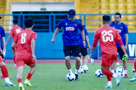 Không khí buổi tập khá vui vẻ khi các học trò tranh cướp bóng cùng HLV Kim Sang Sik và BHL.