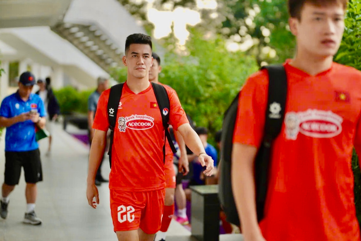 Tiến Linh khiến người hâm mộ lo lắng khi gặp chấn thương trong trận gặp Thể Công Viettel. Dư luận càng lo hơn khi anh vắng tập ngày đầu tiên. Tuy xuất hiện vào buổi tập thứ hai nhưng anh vẫn phải tập riêng cùng Quang Hải.