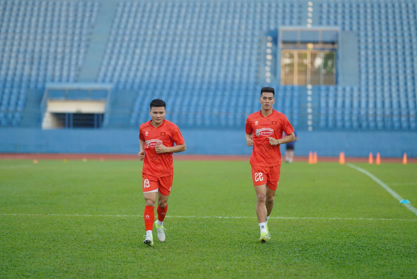 Sau ngày đầu phải ngồi ngoài, Tiến Linh đã trở lại buổi tập của tuyển Việt Nam. Tuy nhiên, anh cho biết mình vẫn cần tập riêng với bác sĩ. Trước đó, Linh gặp chấn thương ở trận cuối cùng tại V.League ngay sát thềm lên tuyển.