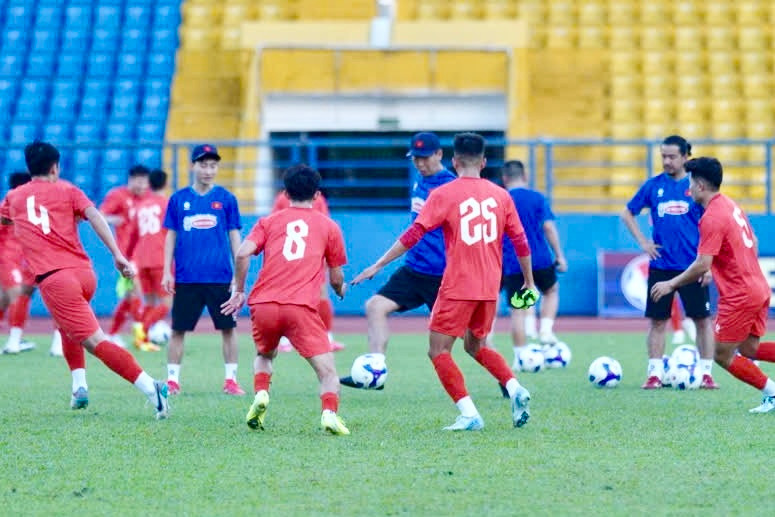 Không khí buổi tập khá vui vẻ khi các học trò tranh cướp bóng cùng HLV Kim Sang Sik và BHL.