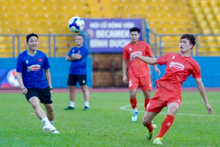 Không khí buổi tập khá vui vẻ khi các học trò tranh cướp bóng cùng HLV Kim Sang Sik và BHL.