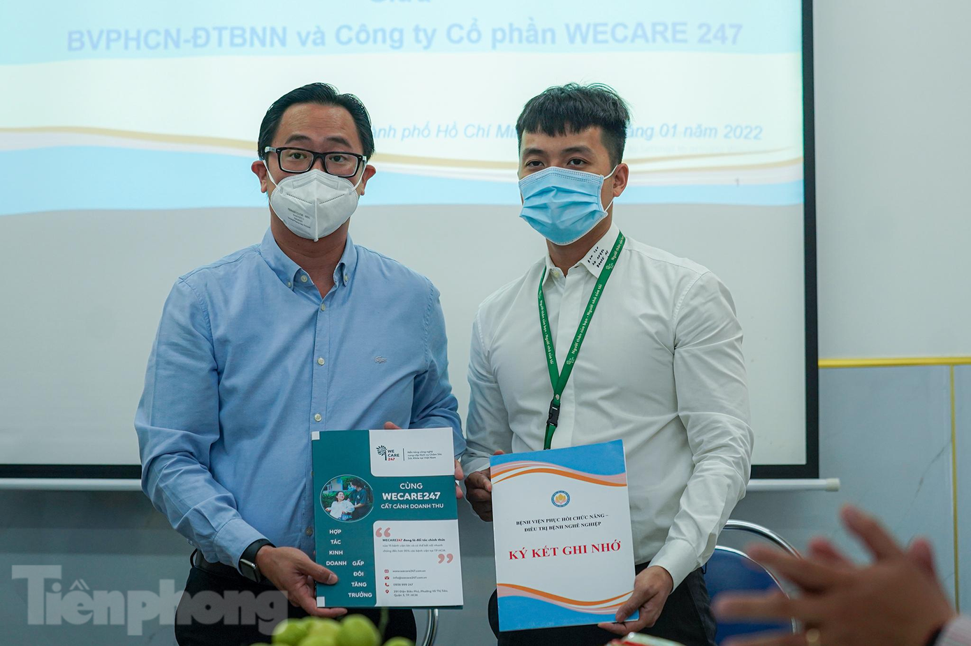 “Chúng tôi luôn hy vọng mang đến những điều tốt đẹp nhất với bệnh nhân trong những ngày Tết đến xuân về. Đây là năm thứ hai bệnh viện triển khai đường hoa, xem như món quà tinh thần để tri ân các bác sĩ nơi tuyến đầu chống dịch và động viên tinh thần người bệnh, đặc biệt là những bệnh nhân đang đối mặt với những di chứng hậu COVID-19” – TS.BS Phan Minh Hoàng nói. Bên cạnh đó, để hỗ trợ cho những người bệnh neo đơn đang phải điều trị phục hồi chức năng trong bệnh viện, ngày 27/1 bệnh viện đã chính thức ký kết chương trình hợp tác với Công ty nuôi bệnh WECARE 247. Đơn vị sẽ cung cấp dịch vụ nuôi bệnh miễn phí trong những ngày Tết cho những bệnh nhân không có thân nhân nuôi dưỡng.