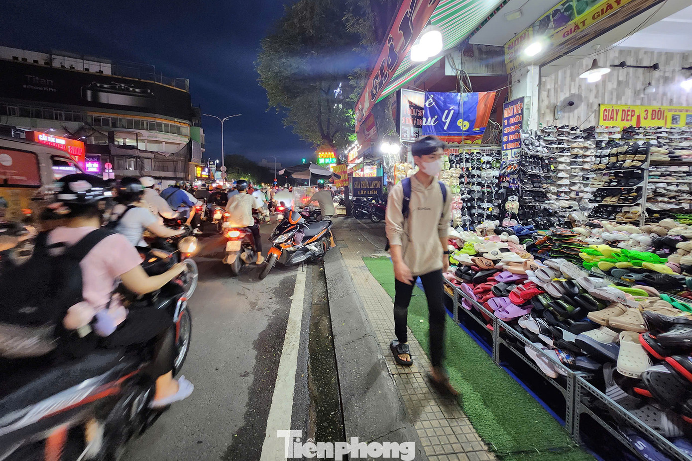 Người đi bộ đi buộc phải bước xuống lòng đường lưu thông cùng các phương tiện khi qua những đoạn vỉa hè bị lấn chiếm.
