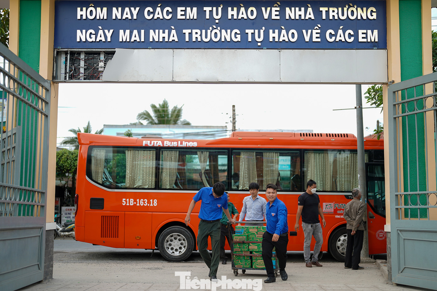 Hoạt động khám bệnh, phát thuốc, tặng quà cho 500 bà con có hoàn cảnh khó khăn tại huyện Đức Hòa, tỉnh Long An với tổng kinh phí hơn 300 triệu đồng.